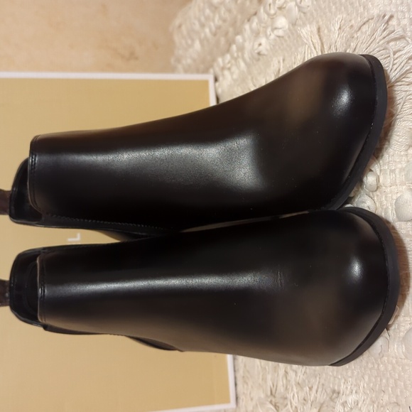 Michael Kors NIB Evaline Booties 10 Bk/Bwn - Picture 2 of 10